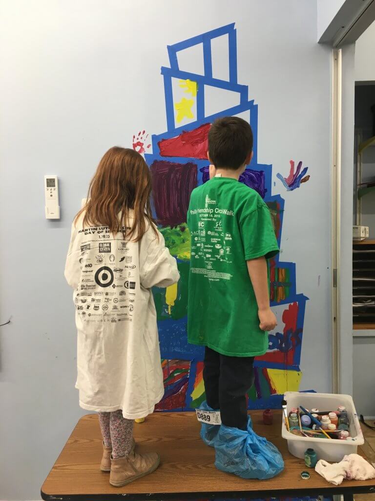 Kiddos painting the brit background.